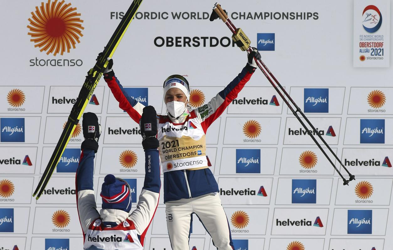 Therese Johaug in Heidi Weng sta se veselili norveškega uspeha. Foto: AP