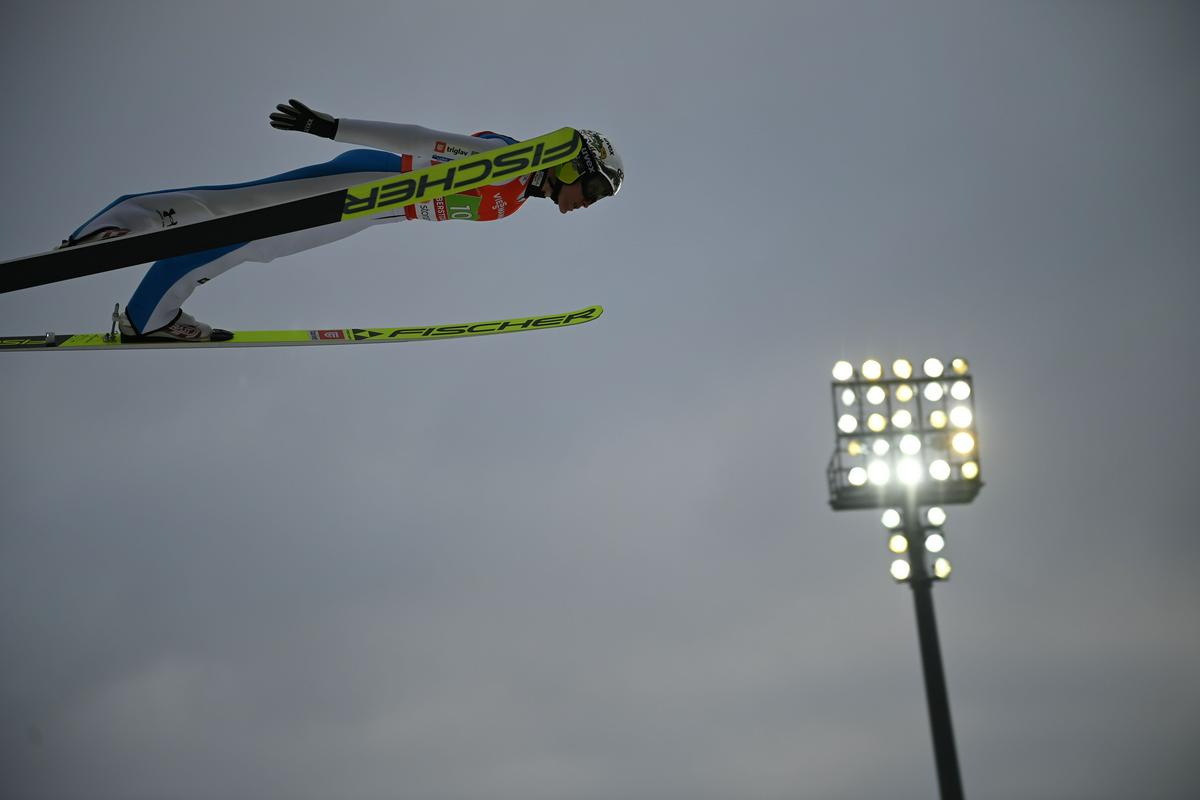 Peter Prevc je v prvi seriji skočil 135,5 metra, kar je bil najdaljši skok Slovencev na tekmi. V finalu je bil za pol metra krajši njegov brat Domen. 