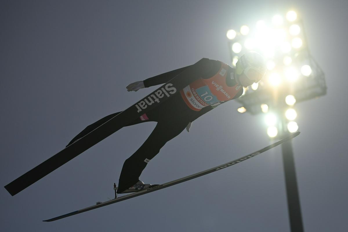 Anže Lanišek je s skokoma 134 in 133,5 metra prispeval največji točkovni izkupiček v slovenski reprezentanci. Foto: EPA