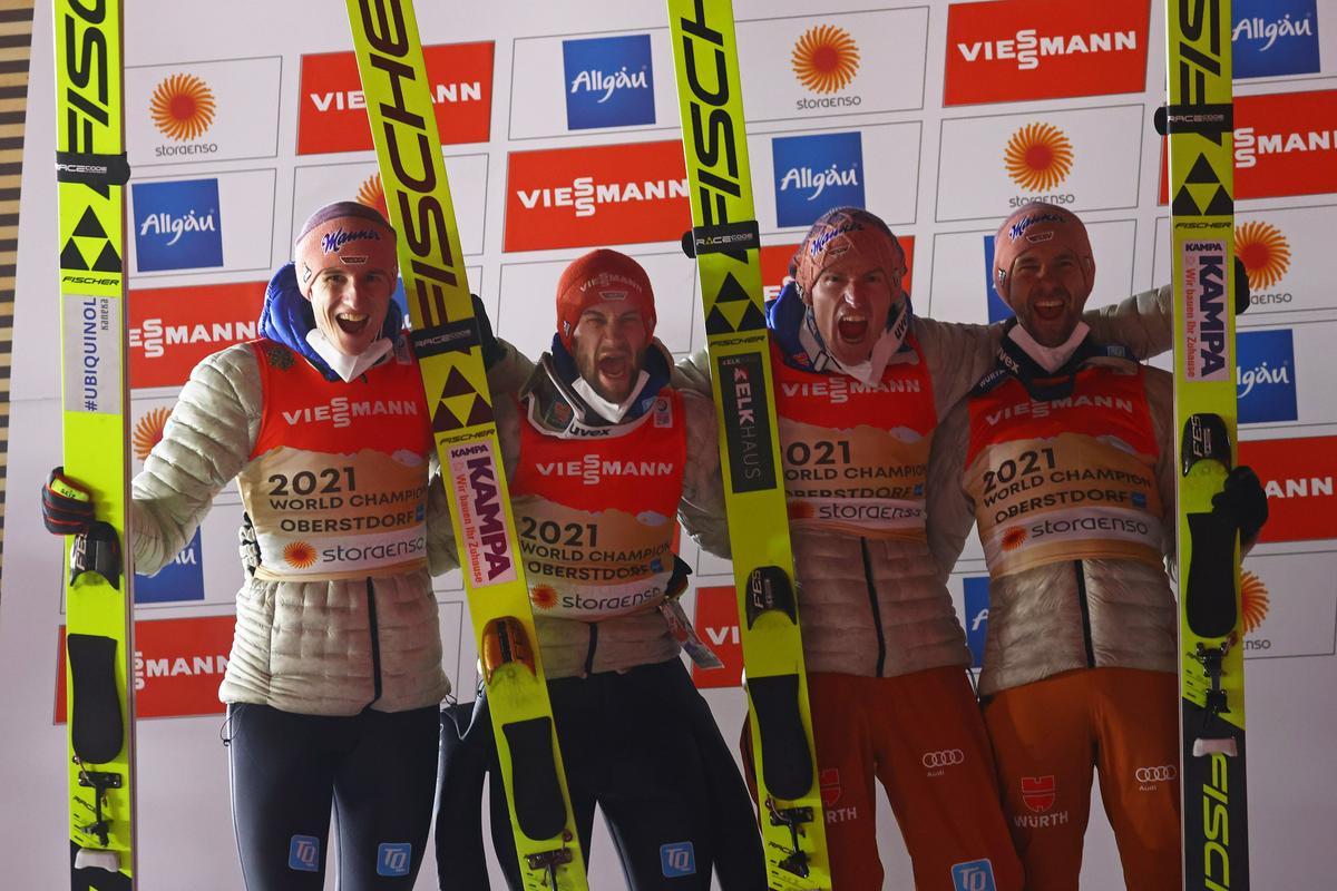 Karl Geiger, Markus Eisenbichler, Severin Freund in Pius Paschke so na domači skakalnici ponovili uspeh iz Seefelda 2019. Za Geigerja je bila to že četrta medalja na četrti zaporedni tekmi v Oberstdorfu. Geiger ima dve zlati, saj so Nemci dobili tudi tekmo mešanih ekip. Foto: Reuters
