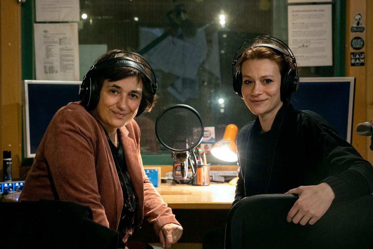 Nataša Sukič (levo) je bila urednica oddaje do leta 2015, od tedaj pa ji urednikuje Urška Sterle (desno). Foto: Nada Žgank