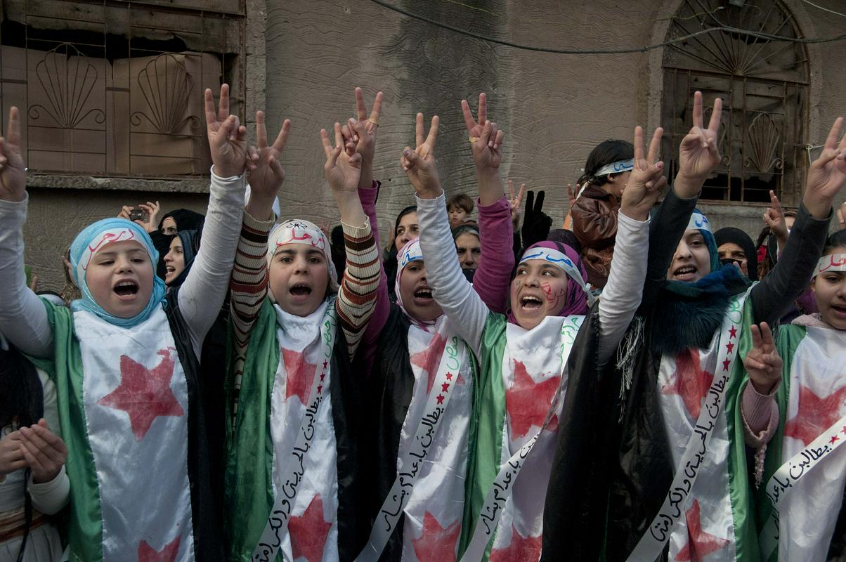 Prizor s protivladnih protestov v mestu Homs. Foto: AP