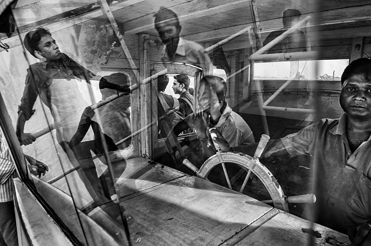 Arne je pionir moderne slovenske fotografije, ki je fotografiral za National Geographic, še preden je bila večina fotografov s tega seznama sploh rojenih. Najbolj znan je po podvodnih fotografijah, še bolj pa so mi všeč njegove fotografije z raznih potovanj. Je pravi pustolovec, raziskovalec v duhu 19. stoletja. Ta fotografija ni prirejena, čeprav deluje tako. Plasti odsevov so videti kot ena izmed Escherjevih grafik - vizualna uganka, ki kar vabi, da jo rešimo. Foto: Arne Hodalič
