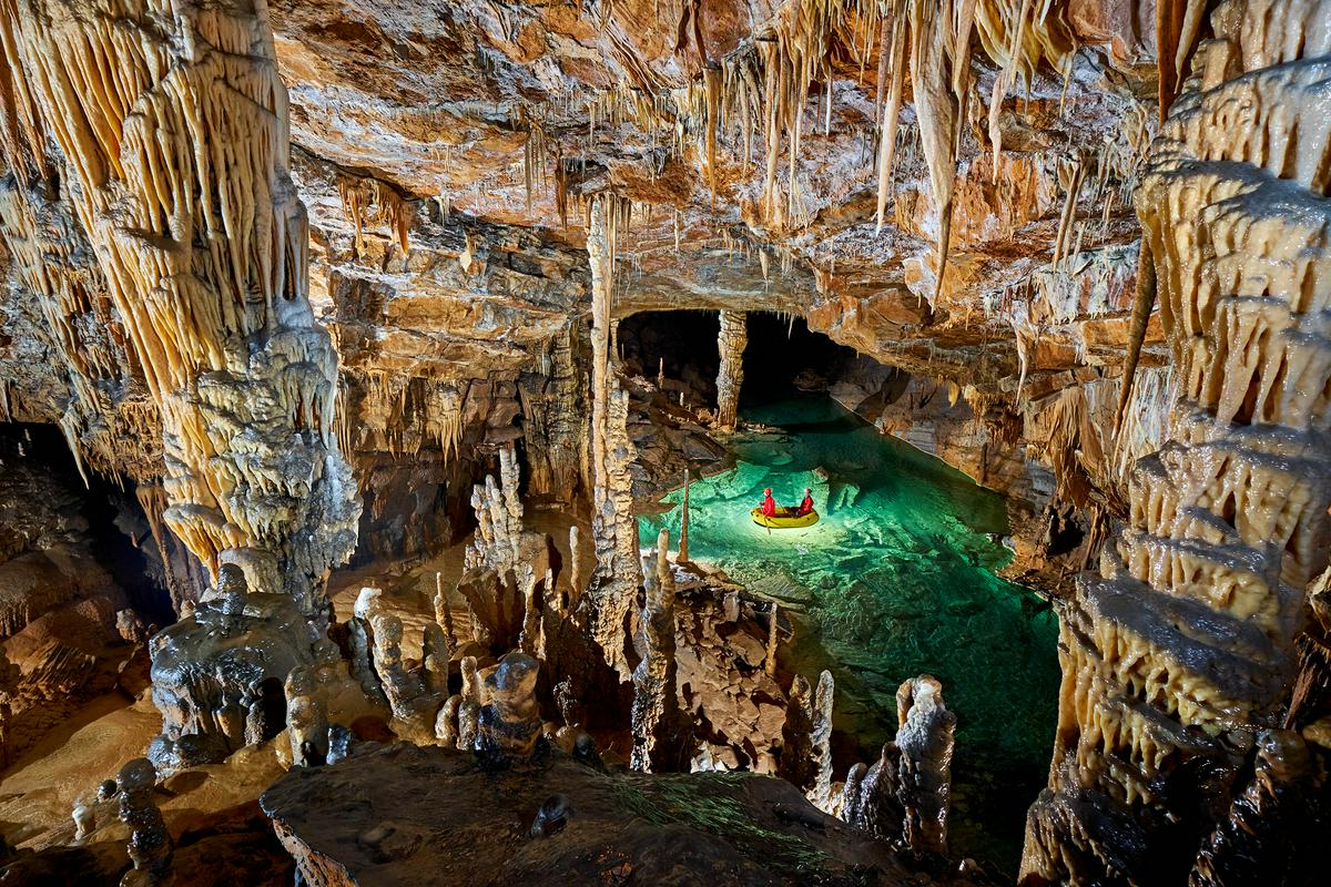 Gedei je najbolj znan po jamski fotografiji, ki je že sama po sebi umetniška oblika. Jame so popolnoma brez naravne svetlobe, zato se mora fotograf zanesti na lastno opremo, električno razsvetljavo (če je to mogoče) in lastno tehnično iznajdljivost. Foto: Peter Gedei