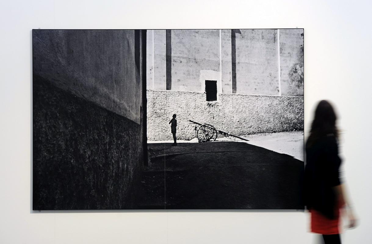In čeprav so mi všeč srebroželatinske reprodukcije in so po mojem mnenju fotografi non plus ultra Cartier-Bresson, Brassai in Doisneau, pa stene v mojem domu krasijo prodorna sodobna dela. (Na fotografiji je delo Henrija Cartier-Bressona (1908–2004)). Foto: EPA