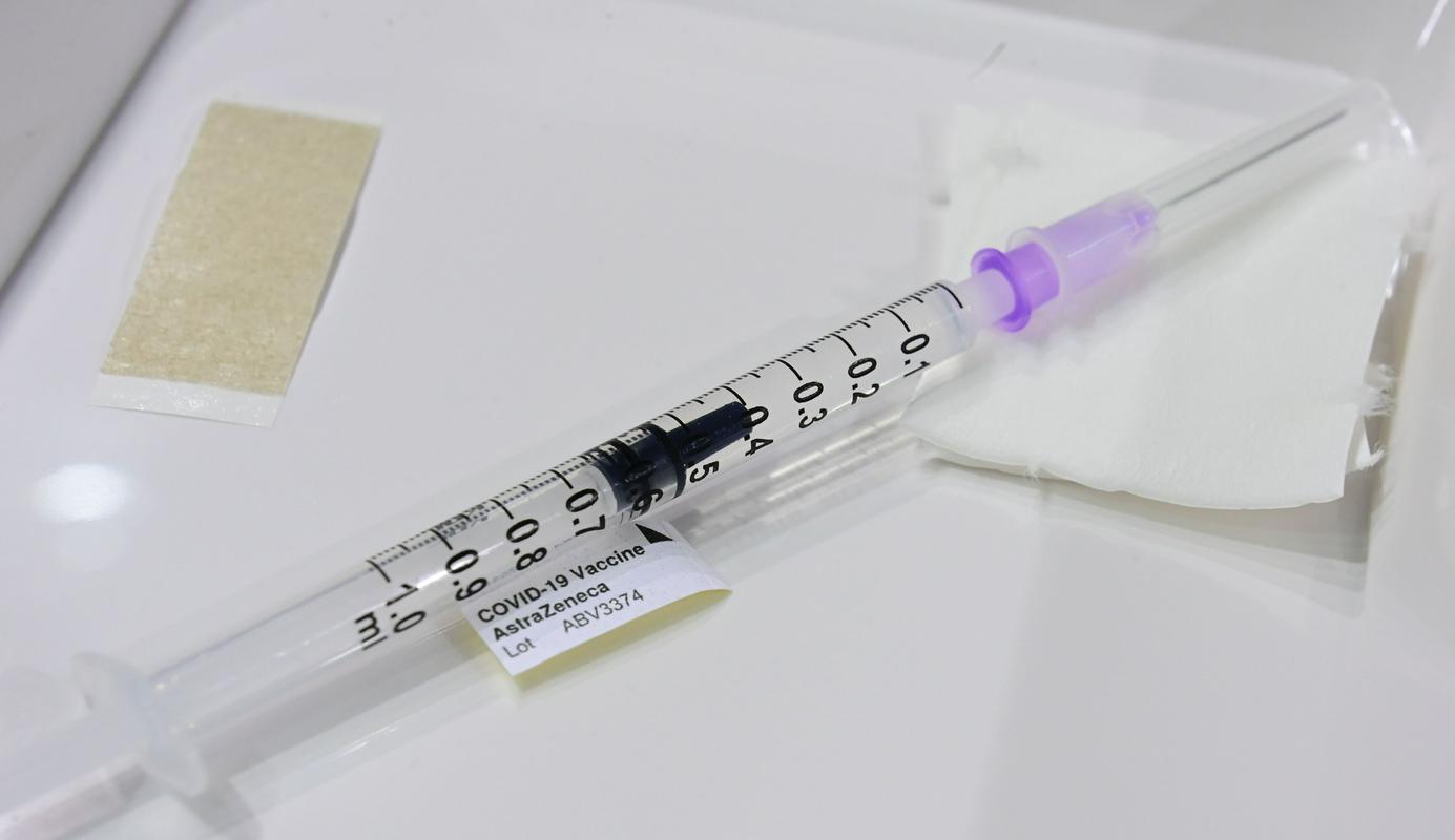 Injekcija s cepivom AstraZenece proti covidu-19 v cepilnem centru na nekdanjem letališču Tempelhof v Berlinu. Foto: EPA