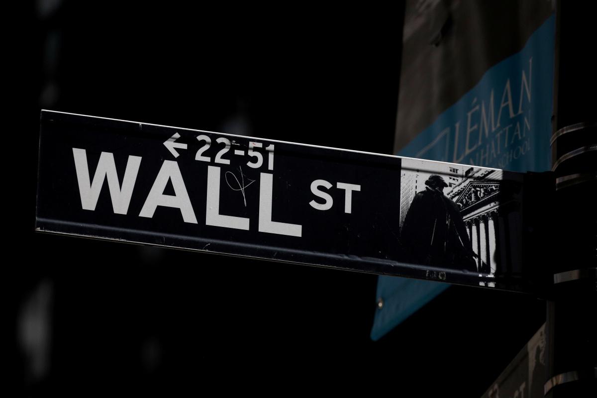 Newyorški delniški indeks Dow Jones je v ponedeljek spet končal rekordno visoko, včeraj pa se je ob štiriodstotni pocenitvi Boeingovih delnic znižal za 0,39 odstotka, na 32.825 točk- Foto: Reuters