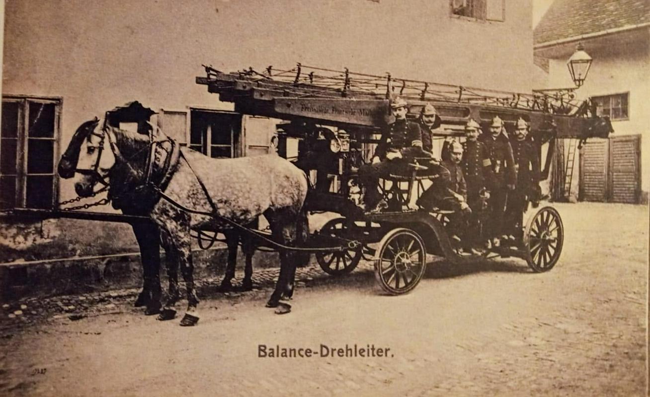 Foto: vir PGD Maribor - mesto: Gasilski voz z lestvijo - konec 19. začetek 20.  stoletja