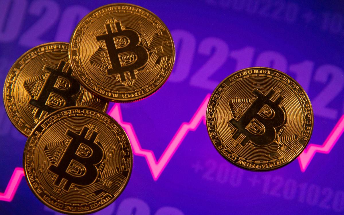 Bitcoin je nov rekord postavil pri 61.800 dolarjih, sledil pa je več kot 10-odstotni popravek. Včeraj zvečer je bila njegova cena približno 56 tisoč dolarjev. Foto: Reuters