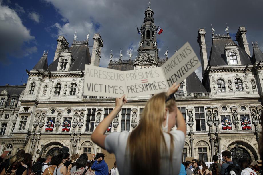 V Franciji se je v zadnjih letih tudi z gibanjem #MeToo okrepil pritisk na oblasti, da spremenijo obstoječo zakonodajo, ko gre za spolne odnose in definicijo posilstva. Foto: EPA