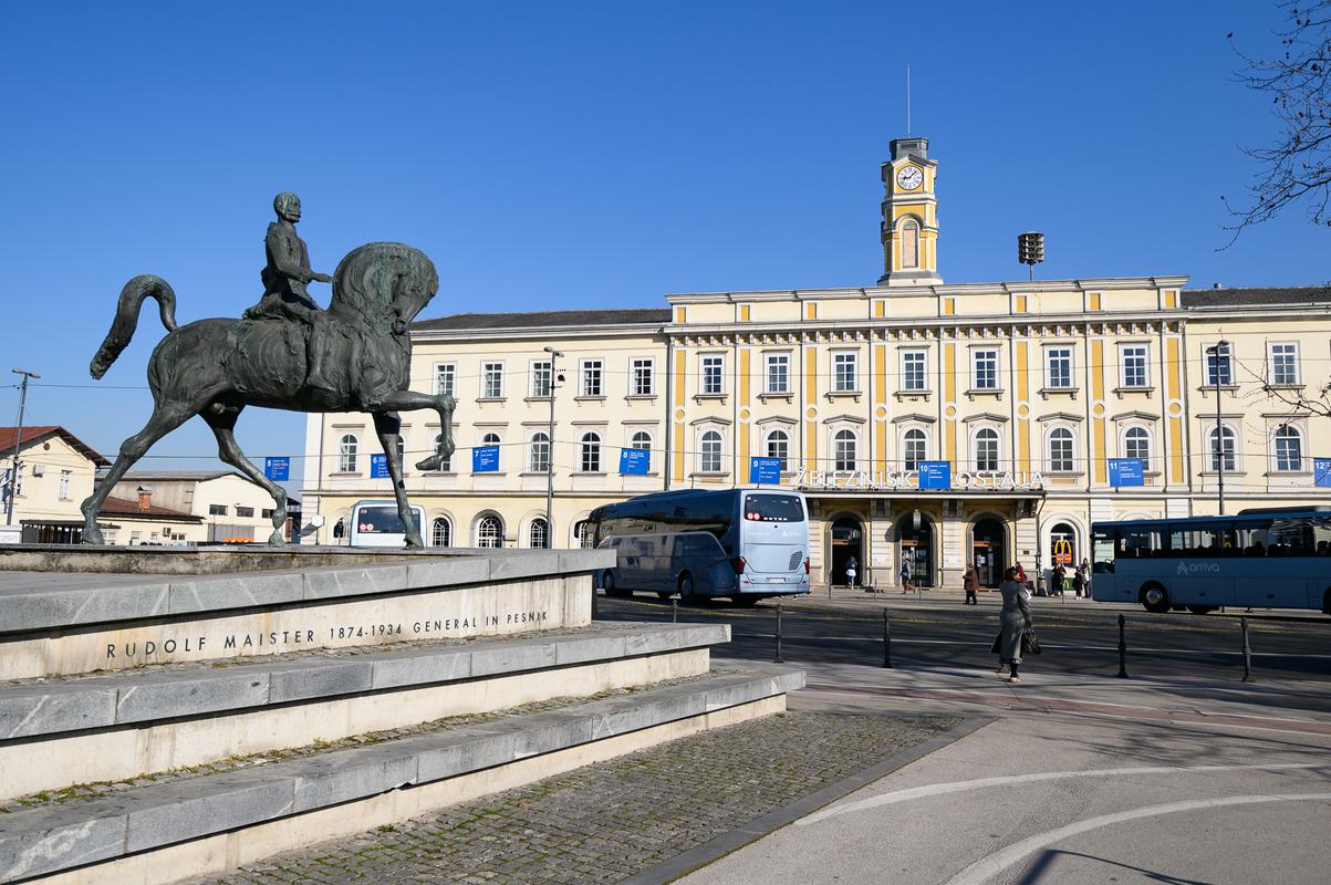 Spomenik Rudolfu Maistru pred avtobusno postajo v Ljubljani. Foto: MMC RTV SLO/ Miloš Ojdanić