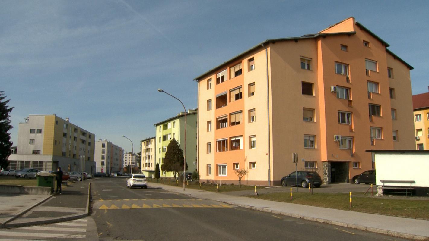 Cesta do nekdanjega kompleksa TAM, ki čaka na prevzem. Foto: TV Slovenija