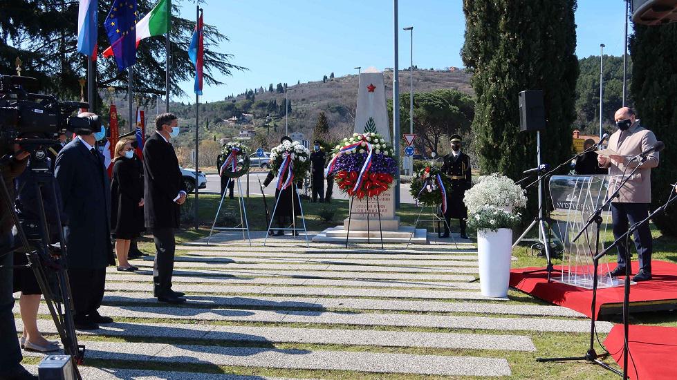 V spomin na tragični dogodek izpred 100 let, ko so 19. 3. 1921 strunjanski otroci postali prve žrtve fašističnega nasilja v Evropi, so se ob predsedniku Republike Slovenije Borutu Pahorju v Strunjanu priklonili žrtvam v ožjem krogu. Foto: Občina Piran V spomin na tragični dogodek izpred 100 let, ko so 19. 3. 1921 strunjanski otroci postali prve žrtve fašističnega nasilja v Evropi, so se ob predsedniku Republike Slovenije Borutu Pahorju v Strunjanu priklonili žrtvam v ožjem krogu. Foto: Občina Piran