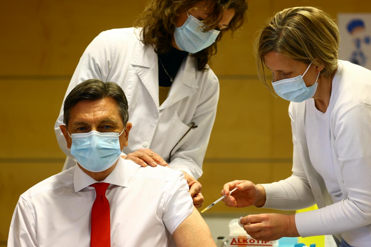 Borut Pahor pri cepljenju. Foto: BoBo