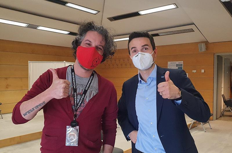Mateja Tonina je cepil prvi epidemiolog v državi Mario Fafangel. Foto: Twitter/Mario Fafangel