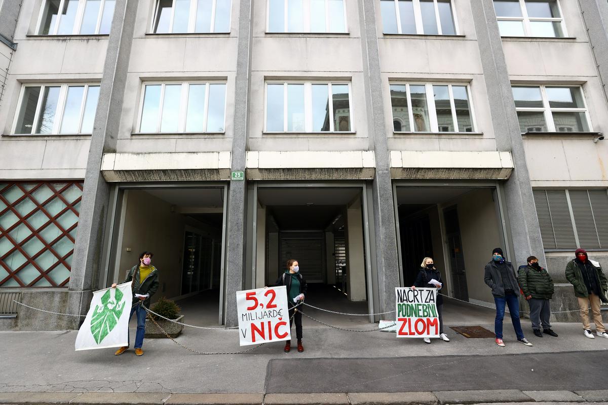 Mladi za podnebno pravičnost so se z verigami priklenili na stavbo vlade na Gregorčičevi. Foto: BoBo