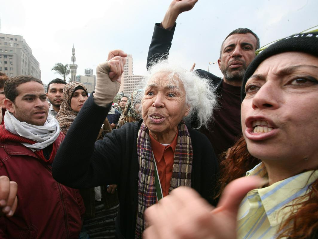 Nawal El Saadawi se je leta 2011, ko je štela že 79 let, pridružila protestnikom na trgu Tahrir, ki so pozneje dosegli padec predsednika Mubaraka. Foto: EPA