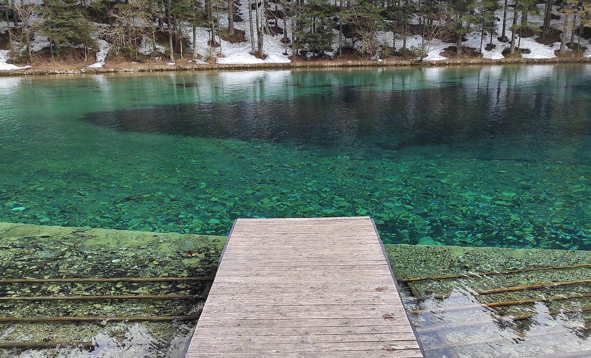 Kristalno čista voda Javorniškega jezera vabi h kopanju, a malo je takšnih, ki bi upali res skočiti v to bistro vodo, ki tudi poleti nima več kot sedem stopinj. Foto: MMC RTV SLO/T. O.