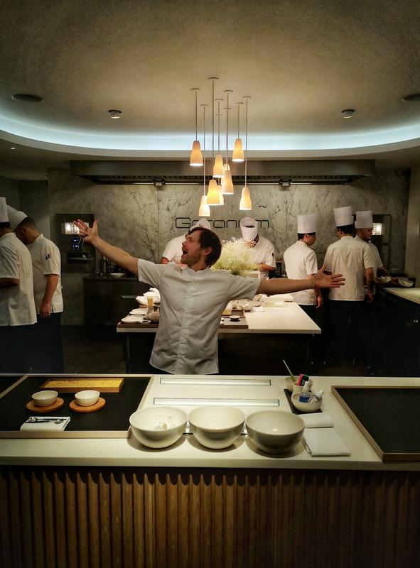 Danski kuharski mojstri so bili pred pandemijo na vrhu sveta. Zdaj so obupani. Na sliki Rasmus Kofoed, kuharski mojster iz restavracije Geranium s tremi Micheliovimi zvezdicami, pete na lestvici 50 najboljših restavracij sveta. Foto: MMC RTV SLO/Kaja Sajovic