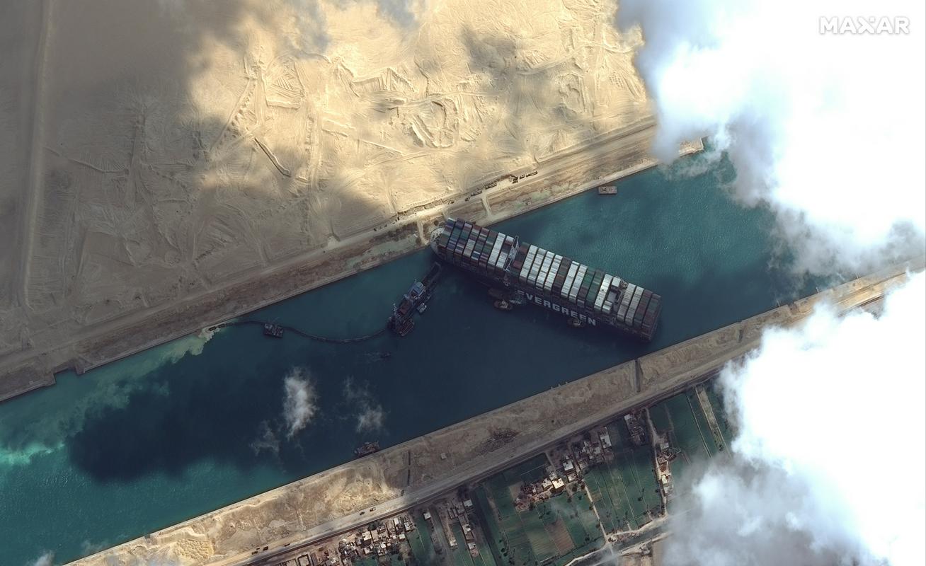 Nasedla ladja je povsem ohromila prevoz tovora skozi Sueški prekop. Foto: EPA