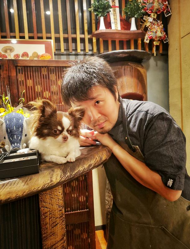 Japonski kuharski mojster Zaiyu Hasegawa v svoji restavraciji Den v Tokiu, zadnja leta konstantno prvouvrščeni restavraciji na Japonskem. Foto: MMC RTV SLO/Kaja Sajovic