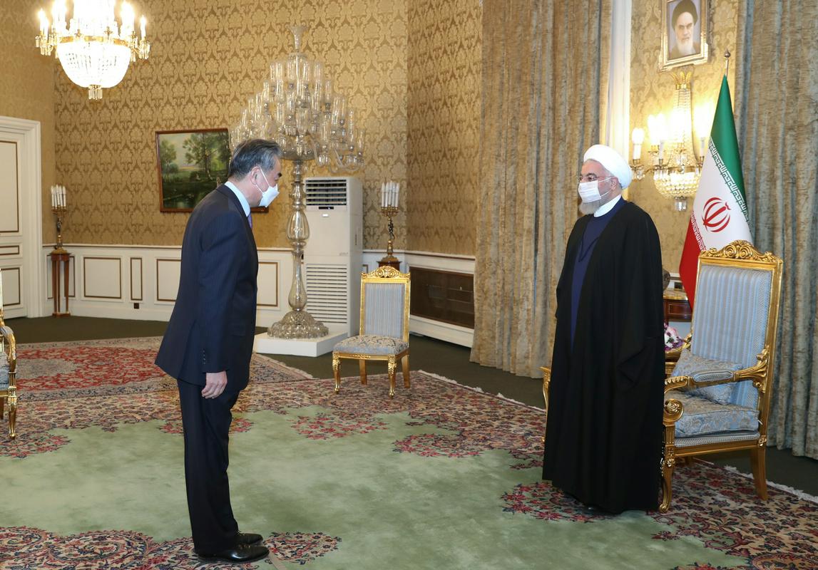 Vang Ji (levo) in iranski predsednik Hasan Rohani. Foto: Reuters