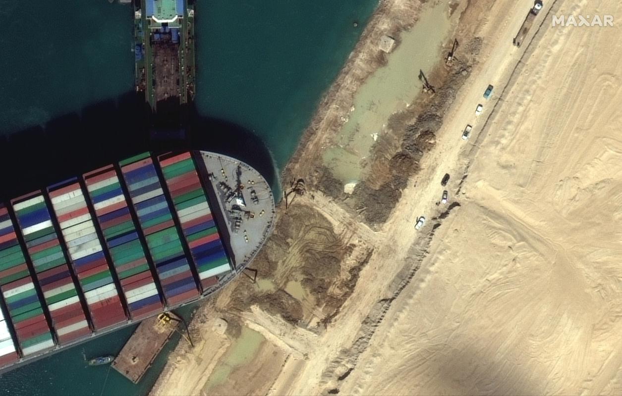 Ladja je povsem zaprla Sueški prekop. Foto: EPA