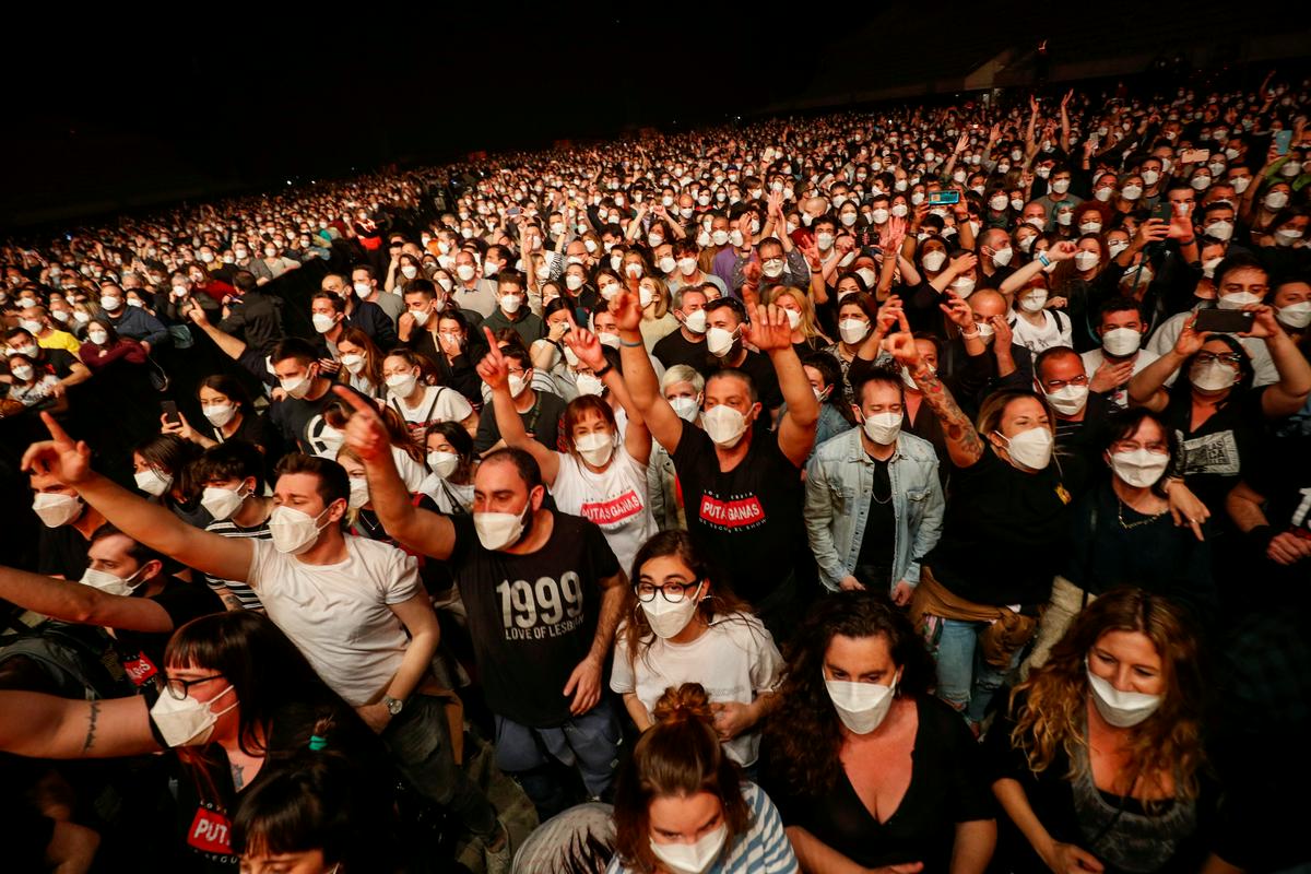 Prizor konec marca, ki se je zdel kot privid iz nekih drugih časov: koncerta se je udeležilo okoli 5000 ljudi. Foto: Reuters