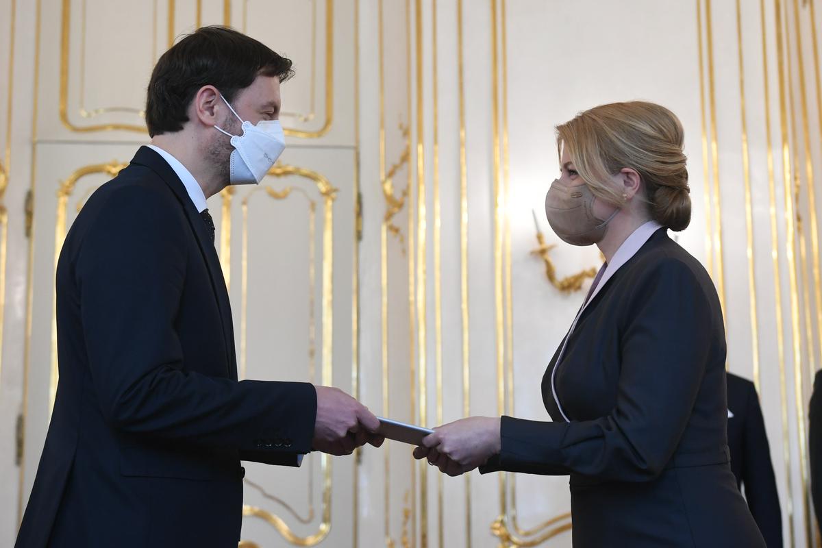 Novi predsednik vlade Eduard Heger in predsednica Zuzana Čaputova. Foto: EPA