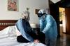 Italija: Obvezno cepljenje v zdravstvu; Hrvaška mami turiste s cenejšimi testi 