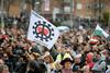 V Nemčiji protesti proti koronskim ukrepom; novi zapleti z AstraZeneco