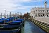 Turistko izgnali iz Benetk zaradi sončenja zgoraj brez