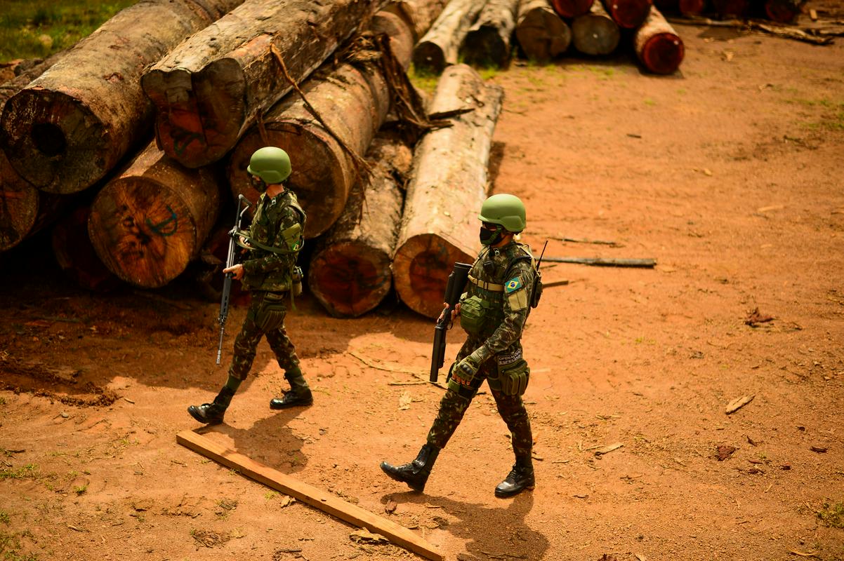 Brazilska vojska med patruljiranjem v tropskem pragozdu. Foto: Reuters