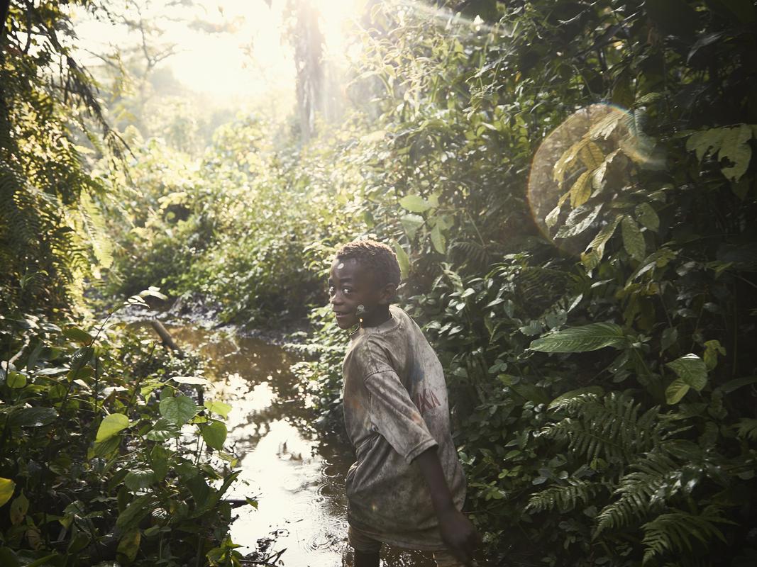 Pripadnik ljudstva Mbuti v kongovskem pragozdu Ituri.Foto: EPA