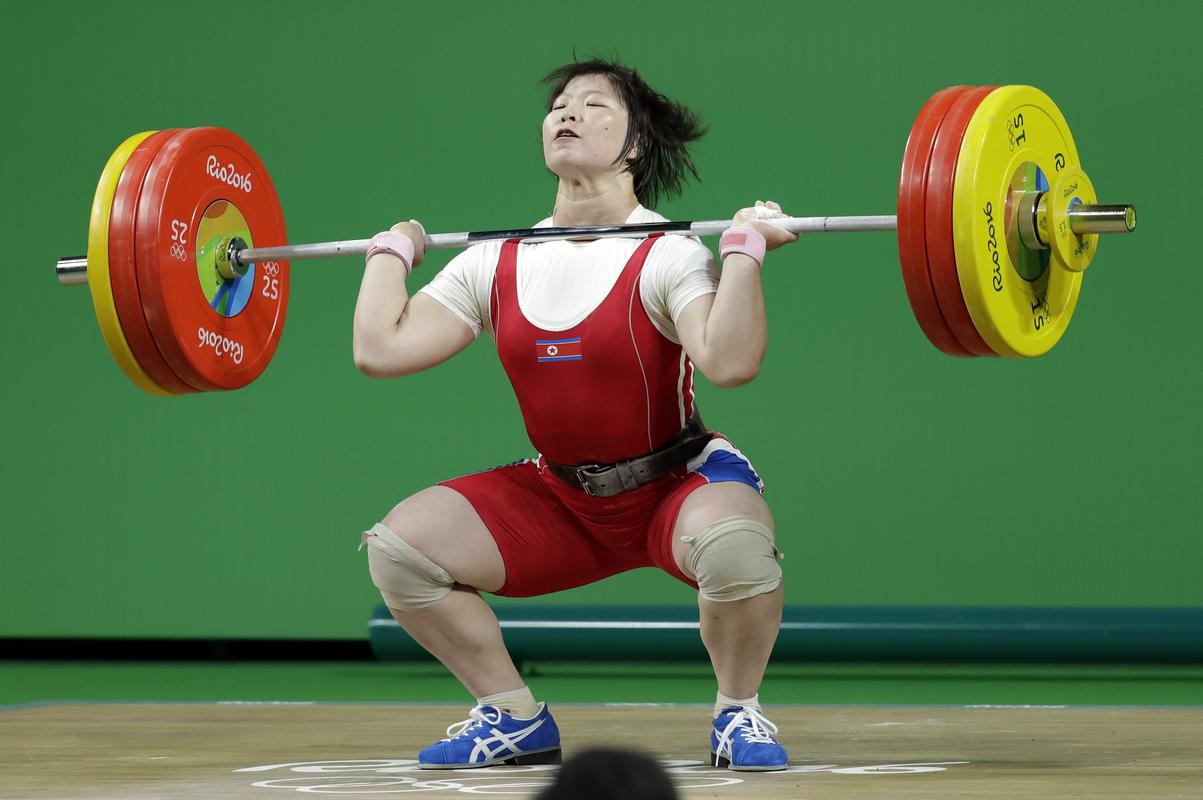 Severna Koreja je na desetih poletnih olimpijskih igrah osvojila 16 zlatih, 16 srebrnih in 22 bronastih odličij, največ od tega v dviganju uteži (5-8-4). V Riu je za standardno severnokorejsko zlato v tem športu poskrbela Rim Džong Sim v kategoriji do 75 kg. Foto: AP