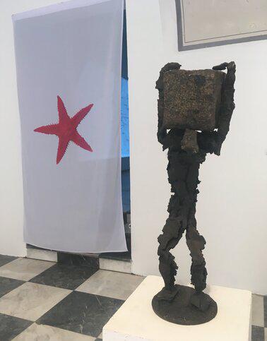 Tone Svetina, skulptura Sizif (razstreljene granate iz druge svetovne vojne, granitna kocka). Foto: ArtKIT