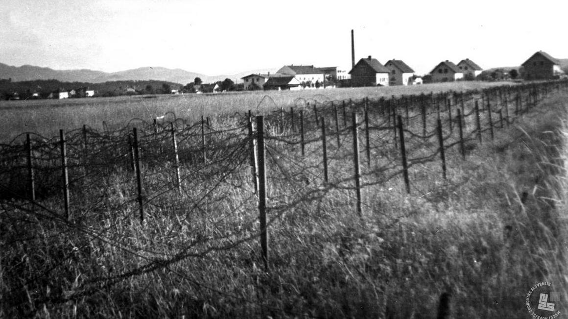 Na pobudo tržaških zgodovinarjev je v sodelovanju s številnimi raziskovalnimi inštituti nastala obsežna fotografska razstava, s katero želijo širši italijanski javnosti predstaviti temno plat nacionalne zgodovine in porušiti mit o "dobrih Italijanih". Foto: Muzej novejše zgodovine Slovenije