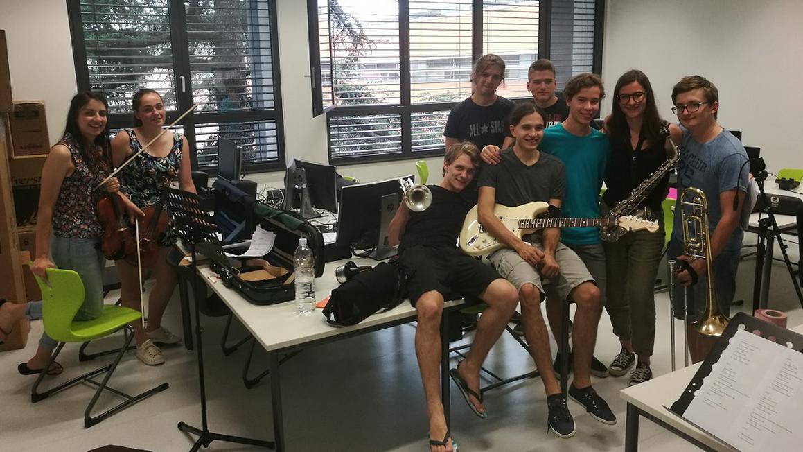 Skupina učencev jazz in pop petja v nadstandardnem oddelku Glasbene šole Nova Gorica. Foto: Glasbena šola Nova Gorica