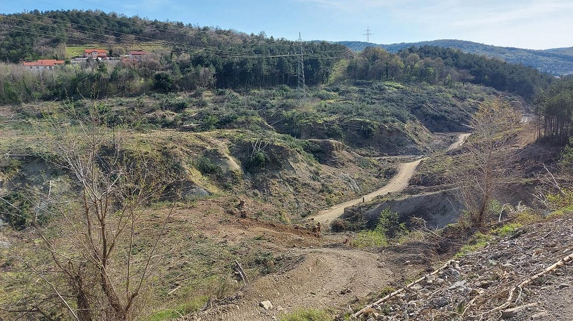 Urejanje območja pri Črnem Kalu, ki vzmenirja tamkajšnje krajane. Foto: AAG
