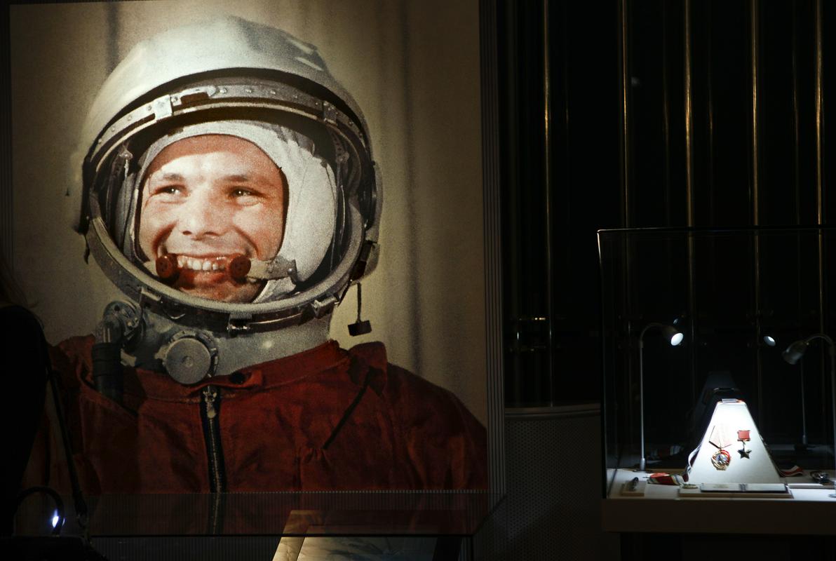 Jurij Aleksejevič Gagarin se je rodil v vasi Klušino pri Gžatsku, ki so jo pozneje poimenovali po njem, v kmečko družino kot tretji od štirih otrok. Ker sta oba starša delala v kolhozu, je zanj prva leta življenja skrbela starejša sestra. Foto: AP