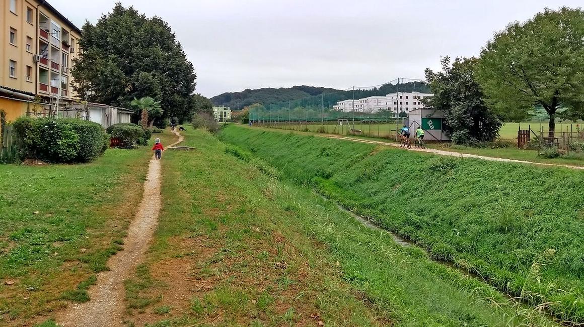 Ob potoku Korn je sedaj neurejena vzdrževalna pot, ki je namenjena posegom v vodno območje potoka. Foto: Primorske novice