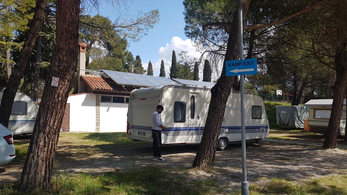 Gost je v ankaranski Adrii le premaknil prikolico. Bivati v njej pa še ne sme. Foto: Radio Koper