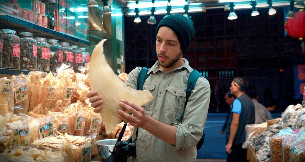 Ali Tabrizi v prodajalni v Hongkongu, kjer plavuti morskega psa uporabljajo za juho. Foto: Netflix