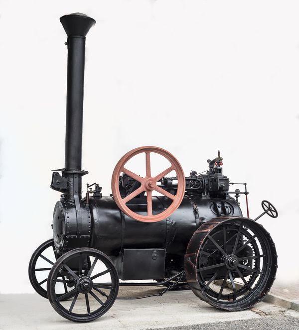 Samovozna lokomobila iz leta 1900, ki so jo nekdaj uporabljali za poganjanje kmetijskih strojev, npr. mlatilnic za žito. Foto: Blaž Zupančič