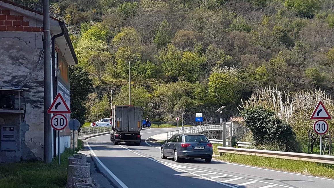 Pred gradnjo novega mostu bodo starega najprej utrdili. Foto: Radio Koper