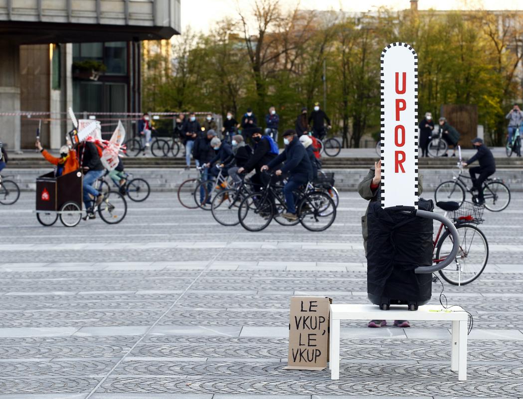 Maskota tokratnega petkovega protivladnega kolesarjenja je bila motorna žaga. Foto: BoBo