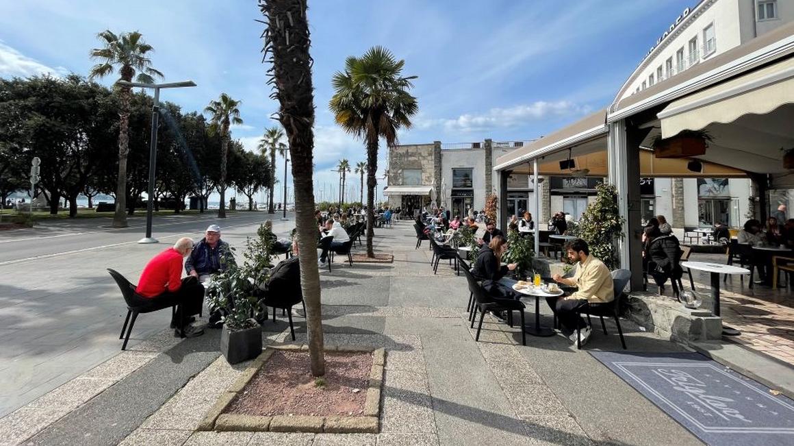 Gostinci in stranke morajo upoštevati pravila glede razdalje, ki jih je postavil NIJZ. Prve kave so tako po dolgem času postregli tudi v Kopru. Foto: Radio Koper