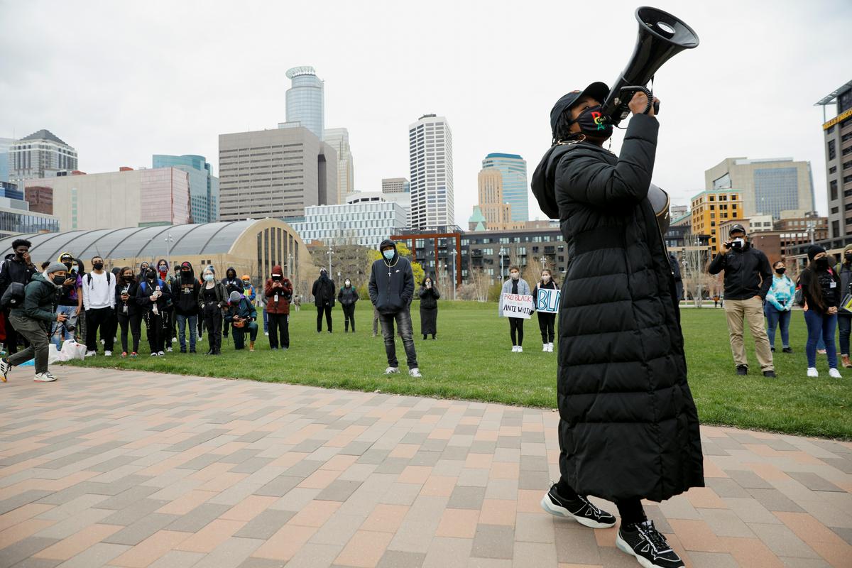 Protestniki terjajo pravico za Floyda. Foto: Reuters