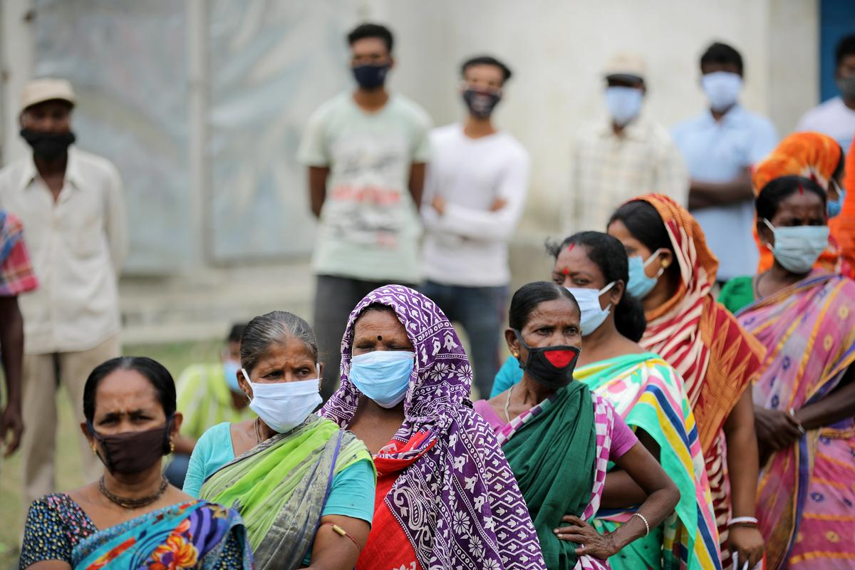V Indiji se spopadajo z rekordnim številom novih okužb z novim koronavirusom. Foto: EPA