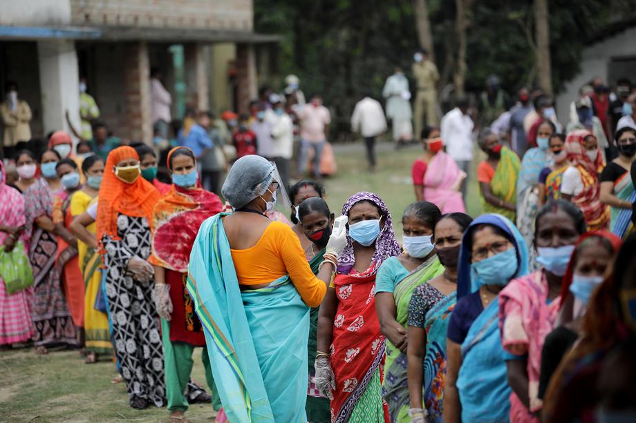 V Delhiju so ugotovili več kot 26.000 novih primerov okužbe z novim koronavirusom in 306 smrti ljudi s covidom-19. Foto: EPA